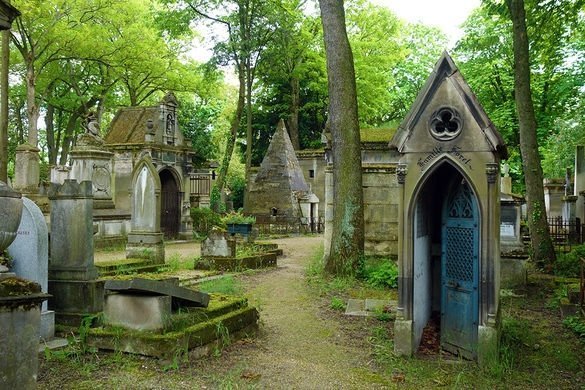 Things to do in Paris - Pere Lachaise Cemetery